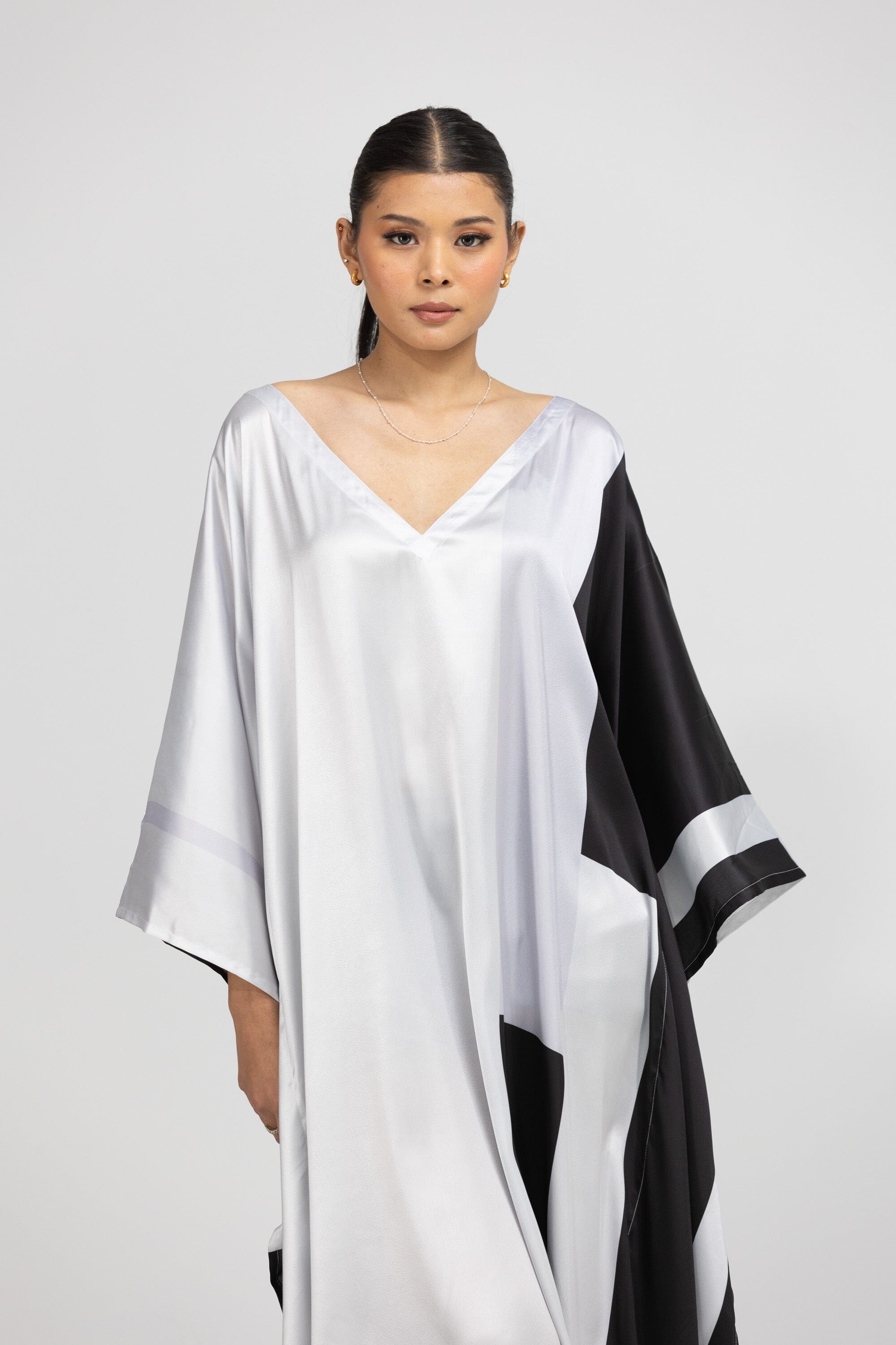 GEOMETRIC LINE - ZILVER - LONG KAFTAN (Size - M/L) - TheSwankStore